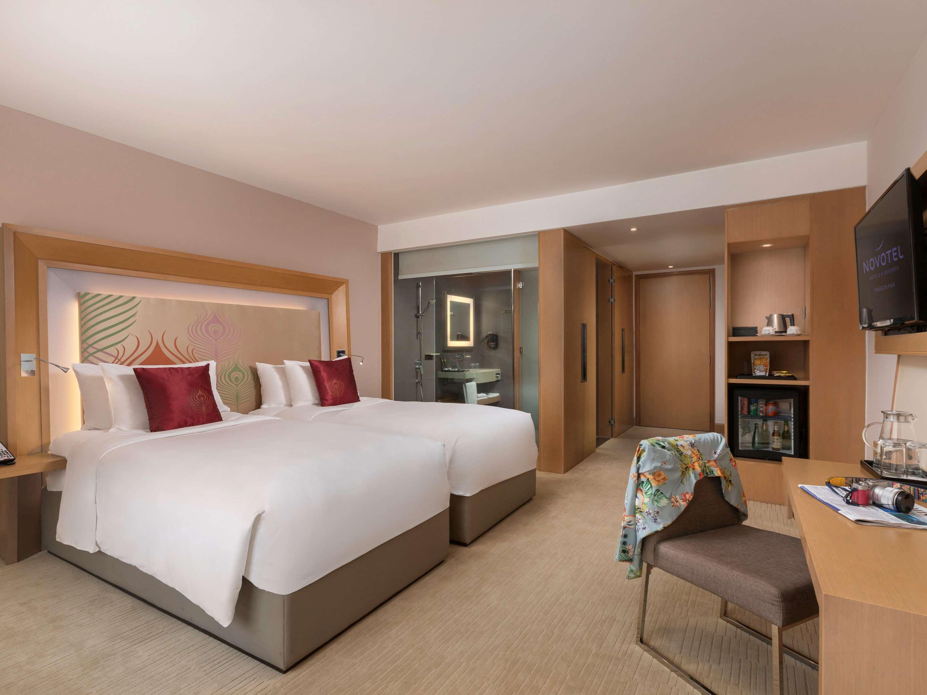 Novotel Yangon Max Екстер'єр фото
