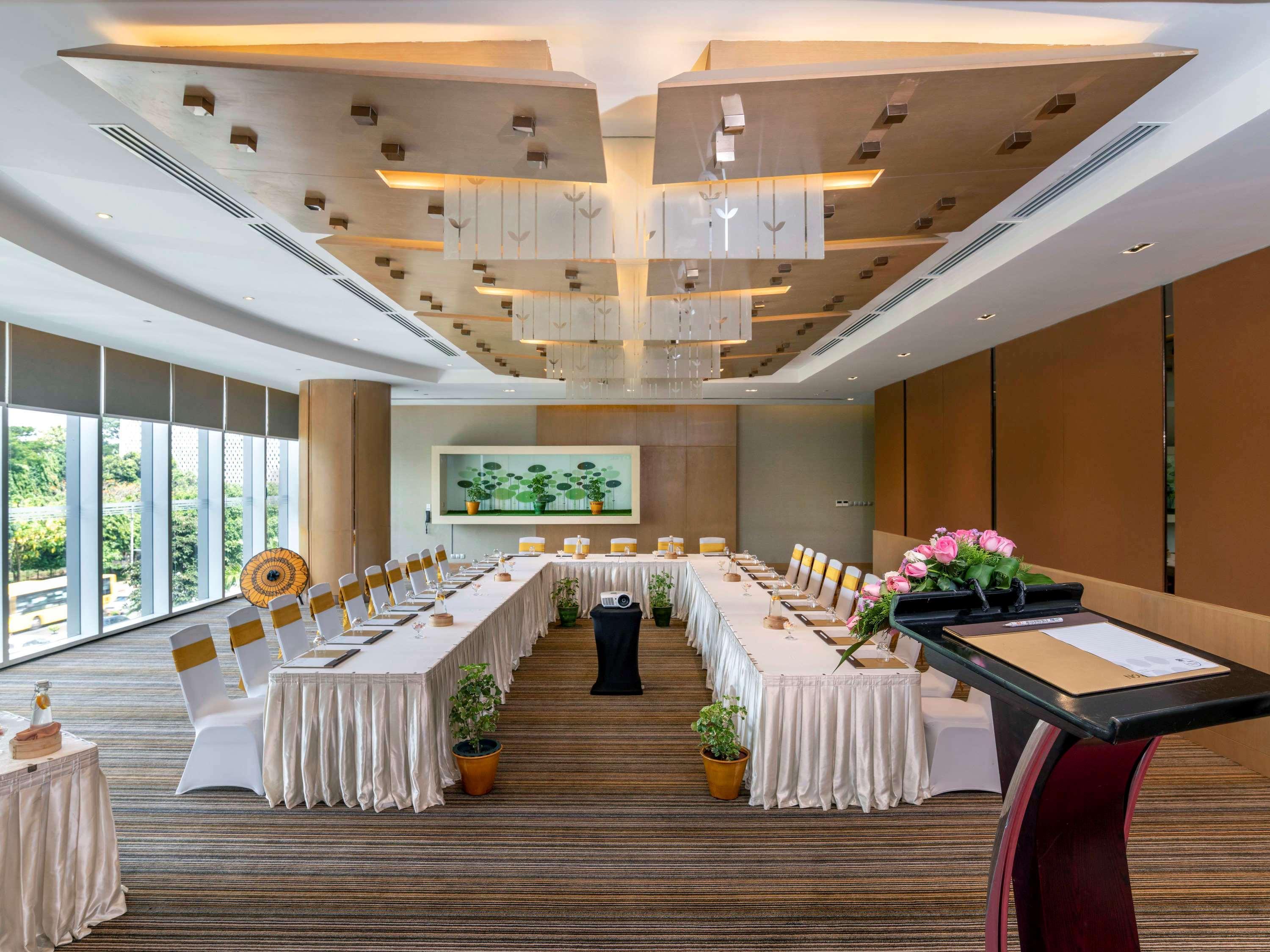 Novotel Yangon Max Екстер'єр фото