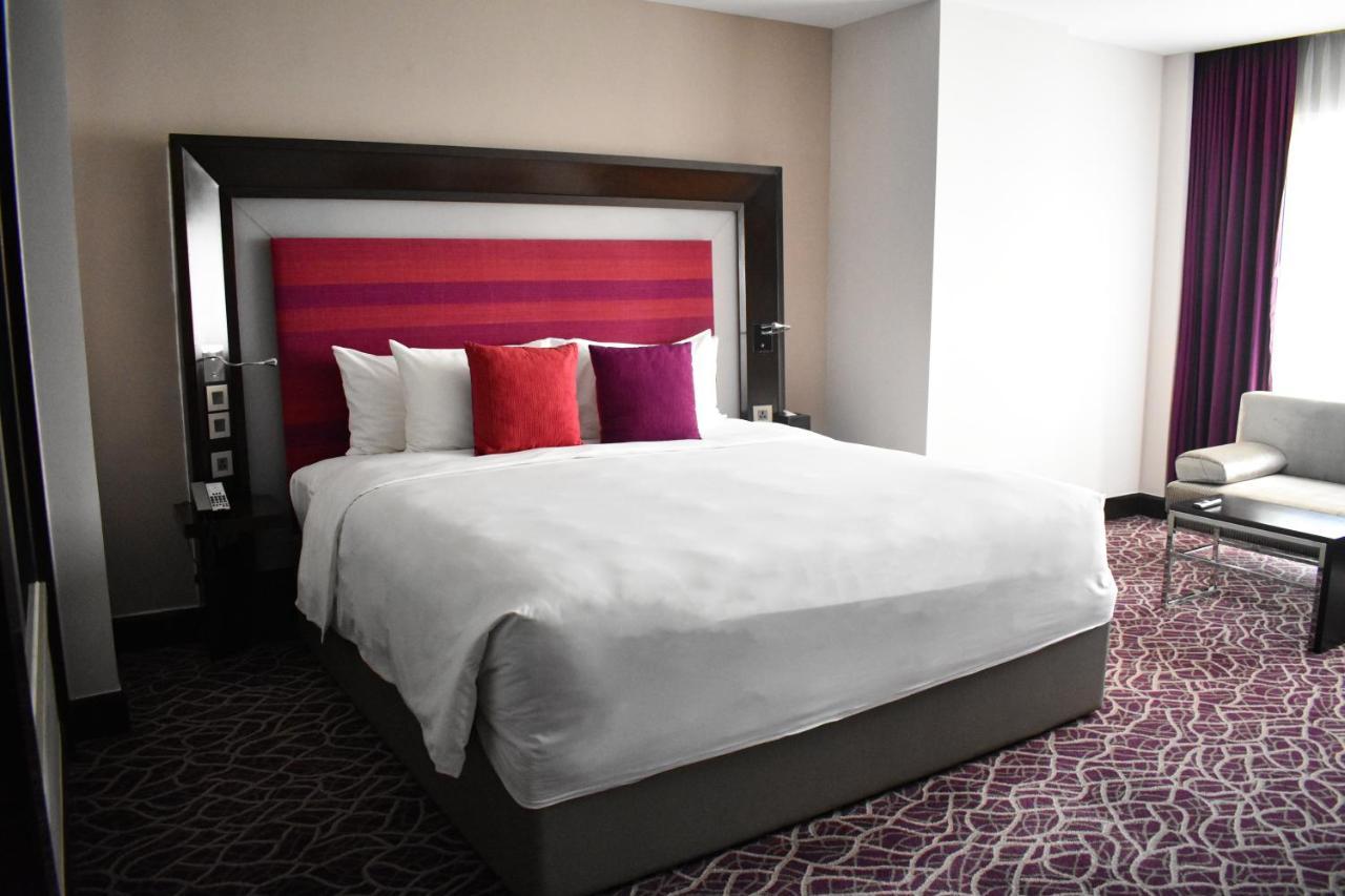 Novotel Yangon Max Екстер'єр фото
