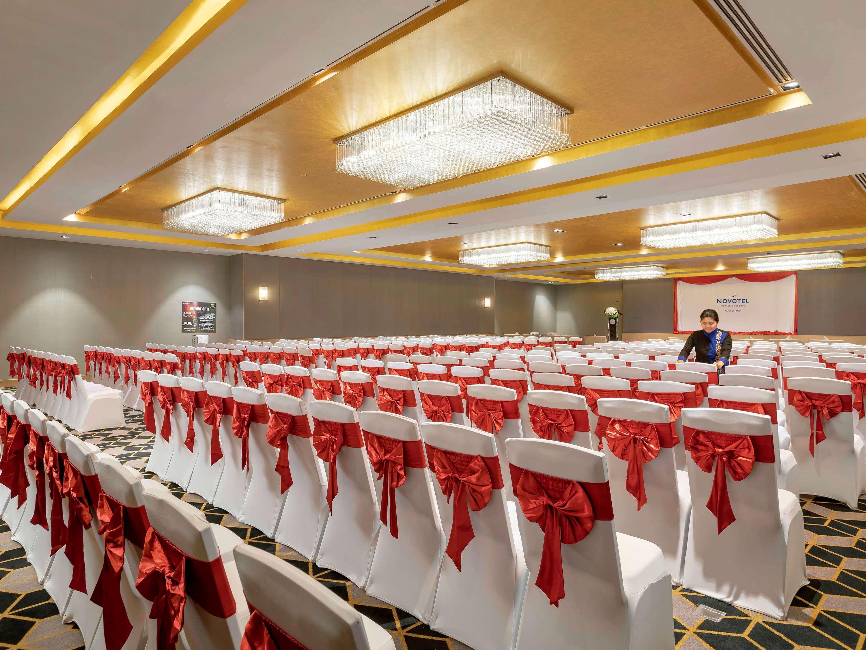 Novotel Yangon Max Екстер'єр фото