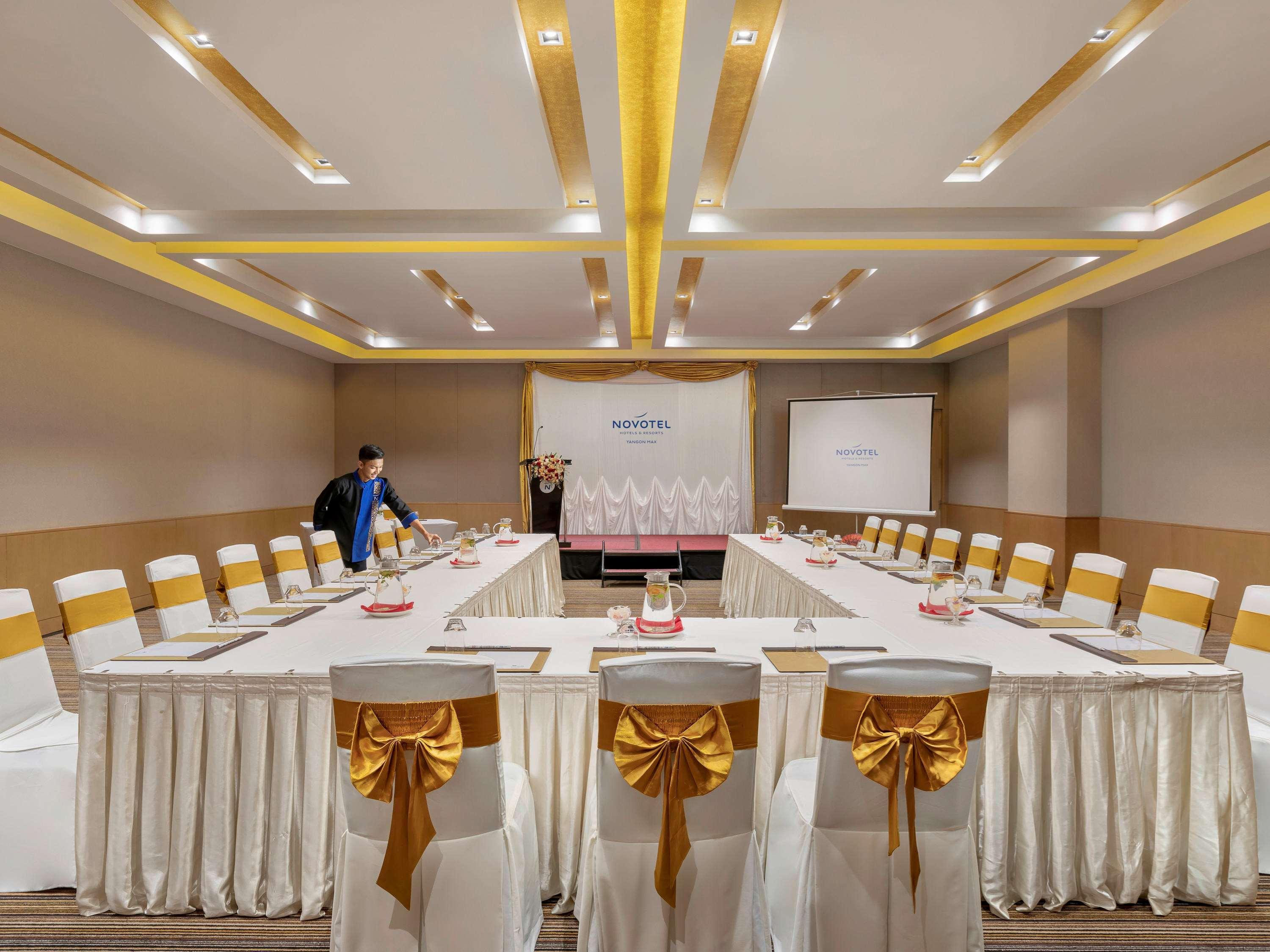 Novotel Yangon Max Екстер'єр фото